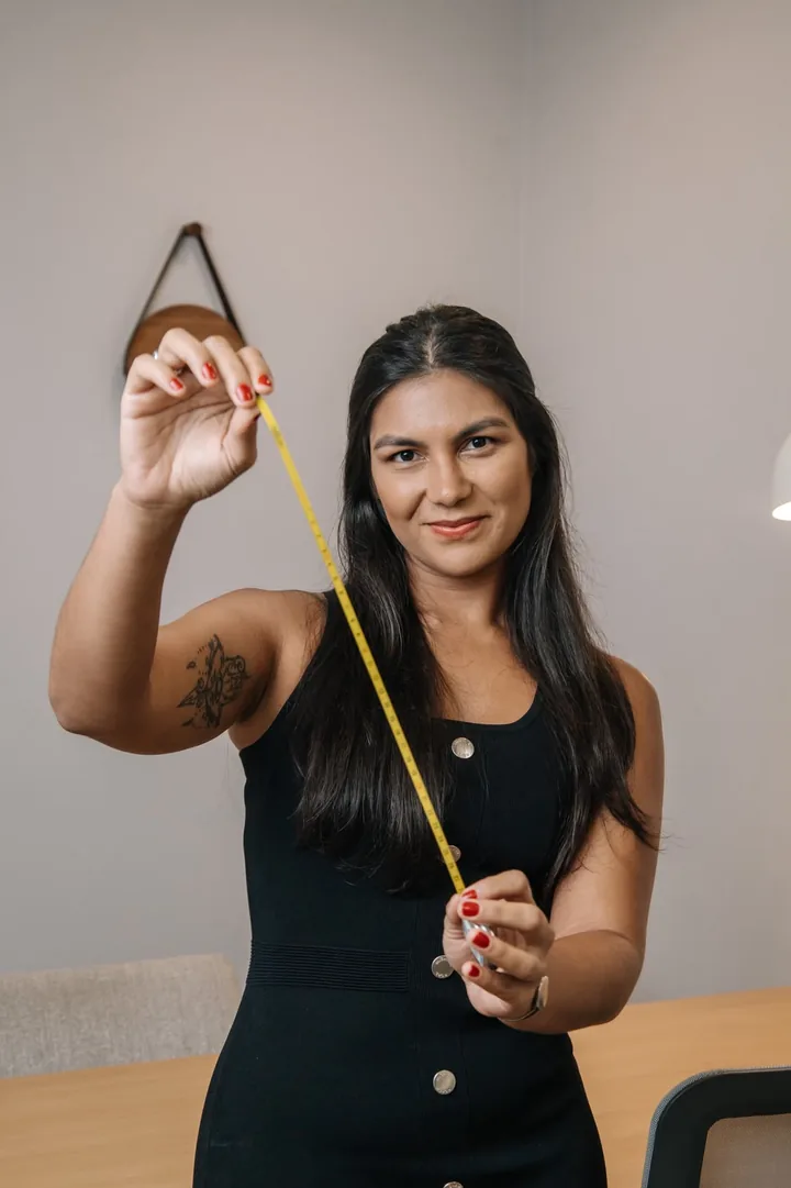 Andressa Maria segurando fita métrica